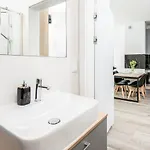 5d Fredry 2/36 Apartment *